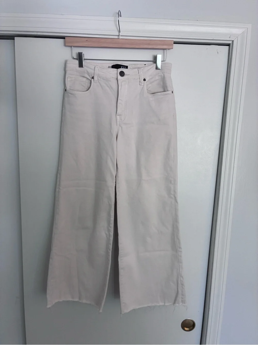 Kut From The Kloth-Meg Wide-Leg Jeans - Elegant High-Rise Style in Cream - Picture 4 of 6